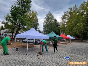 Шатри в бяло, зелено и червено вече се кипрят до стадиона